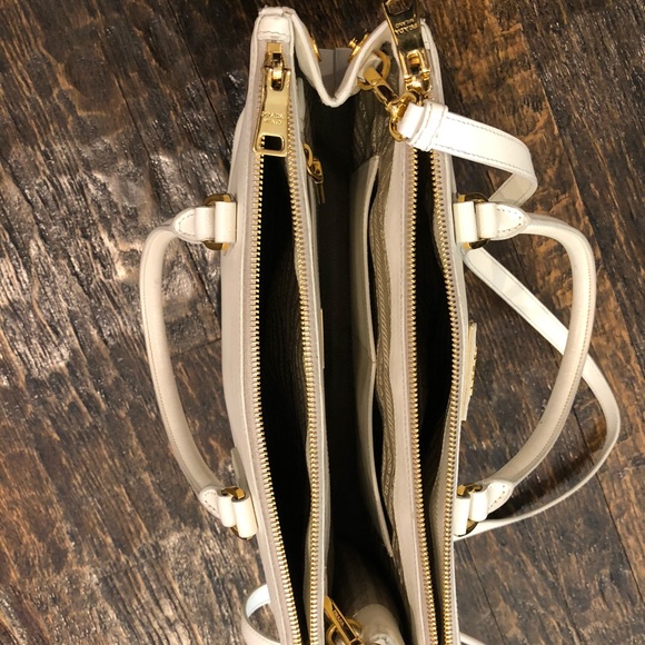 Prada bag - Picture 4 of 5